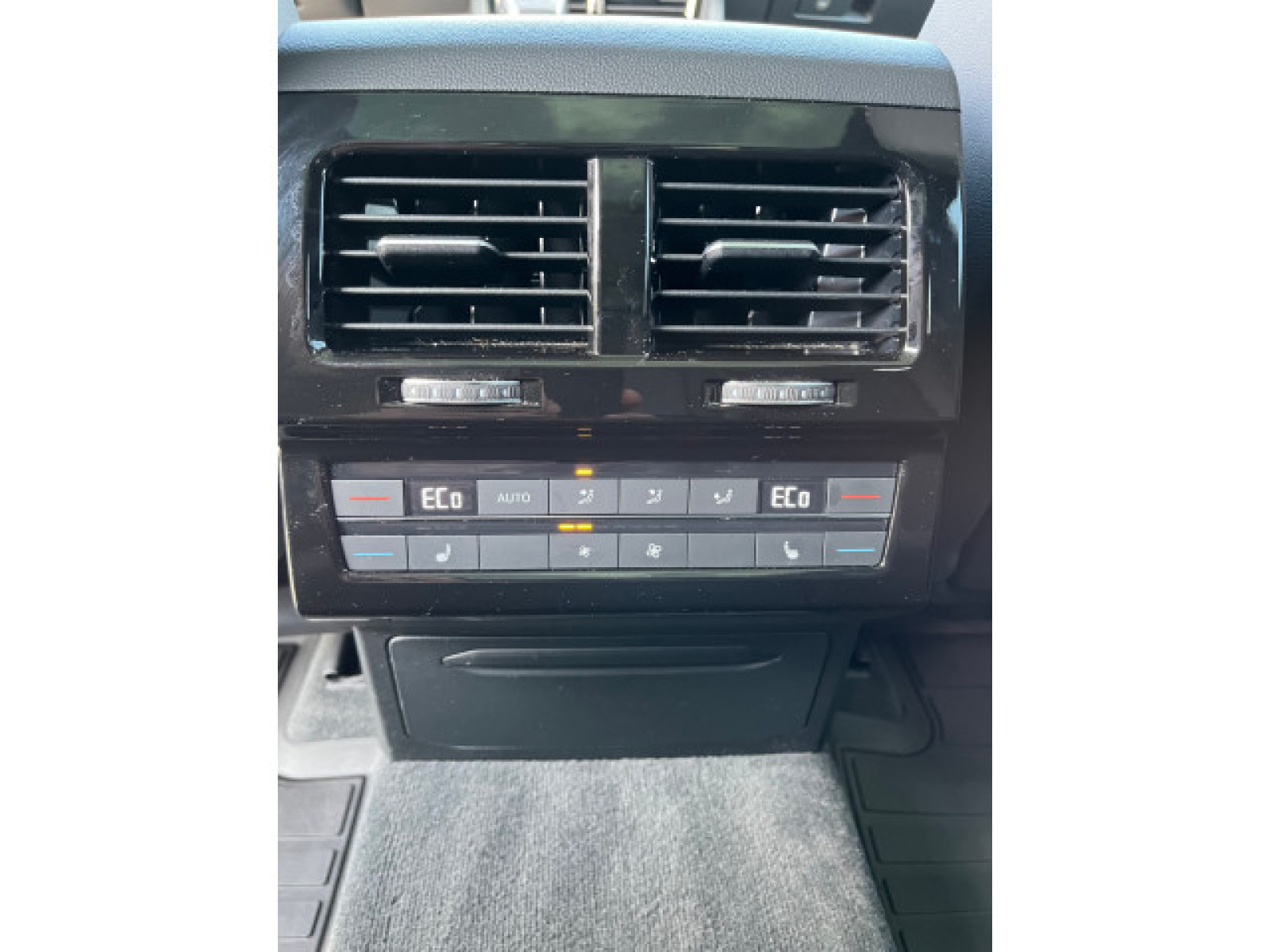 Volkswagen - Touareg_26